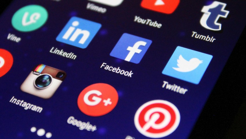 social media marketing on mobile phone - www.webfocus.ca